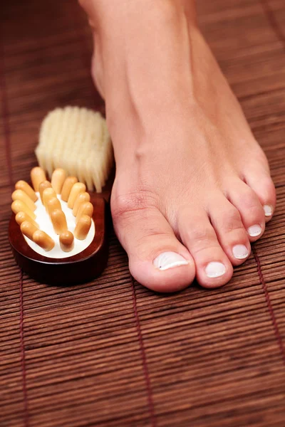 Füße Und Holzmassagegerät Schönheitsbehandlung — Stockfoto