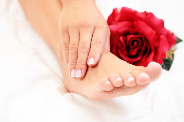 Σέξι Γυναικεία Πόδια Και Χέρια Κόκκινο Τριαντάφυλλο Λευκό Πάπλωμα — Φωτογραφία Αρχείου
