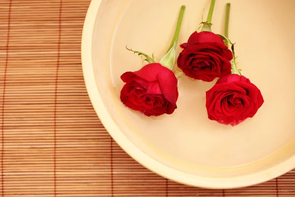Μπολ Καθαρό Νερό Και Κόκκινα Τριαντάφυλλα Περιποίηση Ομορφιάς — Φωτογραφία Αρχείου