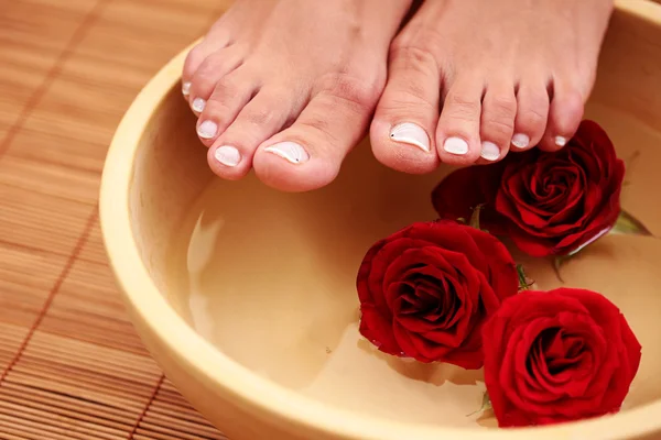 Σέξι Γυναικεία Πόδια Μπολ Νερό Και Τριαντάφυλλα Περιποίηση Ομορφιάς — Φωτογραφία Αρχείου