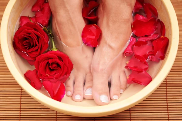 Sexy Weibliche Füße Mit Wasserschale Und Rosen Schönheitsbehandlung — Stockfoto