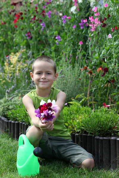 Маленький садовник — стоковое фото