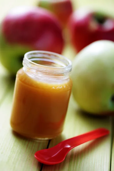 苹果的婴儿食品 食品和饮料罐 — 图库照片