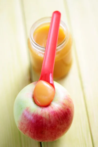 Kavanoz Bebek Maması Gıda Içki Apple Ile — Stok fotoğraf