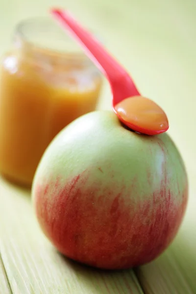 Βρεφικές τροφές - μήλο — Φωτογραφία Αρχείου