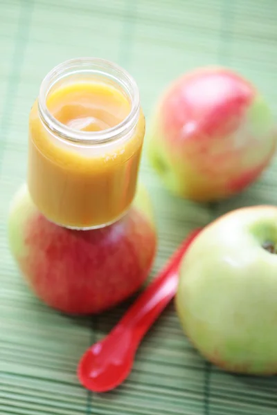 苹果的婴儿食品 食品和饮料罐 — 图库照片