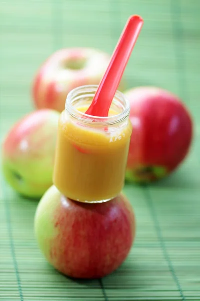Baby food - apple — Stock Photo, Image