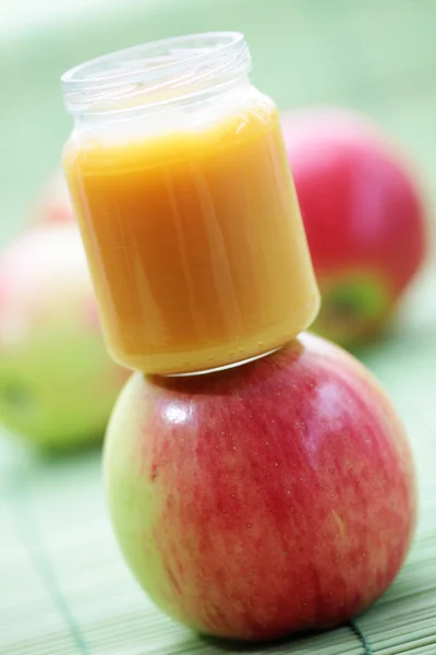 Βρεφικές τροφές - μήλο — Φωτογραφία Αρχείου