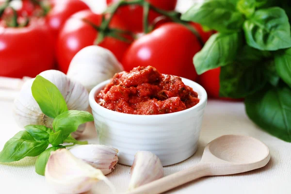 ハーブ 食べ物や飲み物とトマトソースのボウル — ストック写真