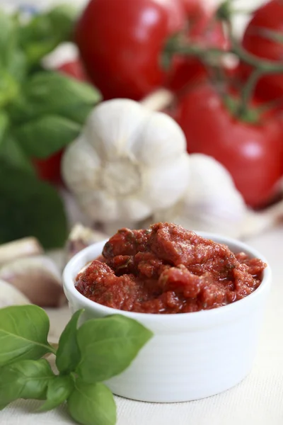 Mangkuk Saus Tomat Dengan Herbal Makanan Dan Minuman — Stok Foto