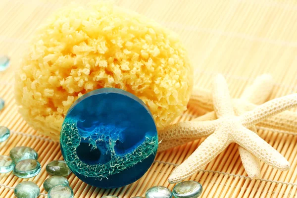 Sabão Glicerina Azul Com Conchas Esponja Tratamento Beleza — Fotografia de Stock