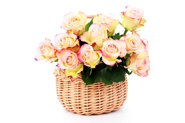 装满玫瑰 花卉和植物在白色背景上的篮子 — 图库照片