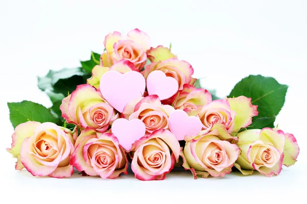 白色背景的一束玫瑰 花朵和植物 — 图库照片