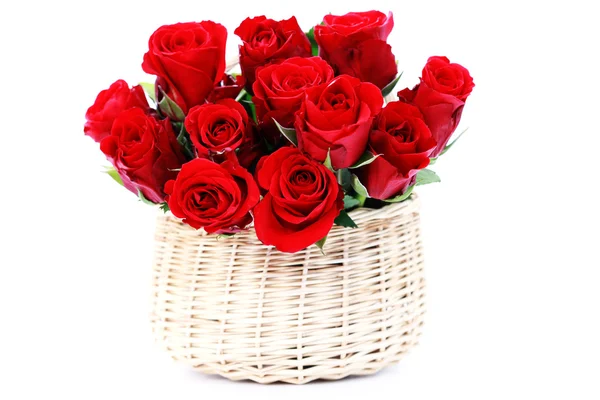 篮子里充满了鲜花和植物 在白色背景上的红玫瑰 — 图库照片