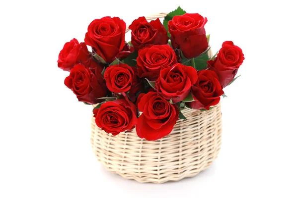 Cesta cheia de rosas vermelhas — Fotografia de Stock