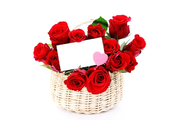 Καλάθι γεμάτο κόκκινα τριαντάφυλλα — Φωτογραφία Αρχείου