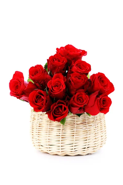 Cesta cheia de rosas vermelhas — Fotografia de Stock