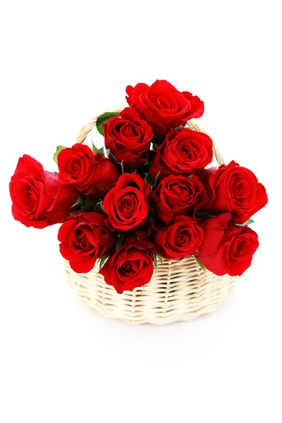 Καλάθι γεμάτο κόκκινα τριαντάφυλλα — Φωτογραφία Αρχείου