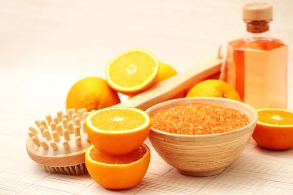 Schüssel Mit Orangefarbenem Badesalz Mit Frischen Früchten Schönheitsbehandlung — Stockfoto