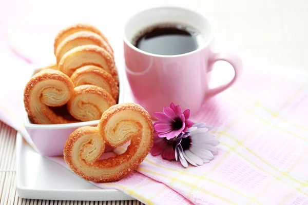 おいしいクッキー コーヒー時間とブラック コーヒー一杯 — ストック写真