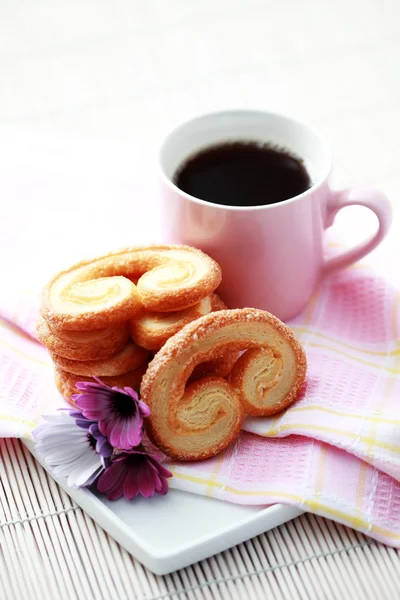 杯黑咖啡 美味饼干 咖啡时间 — 图库照片