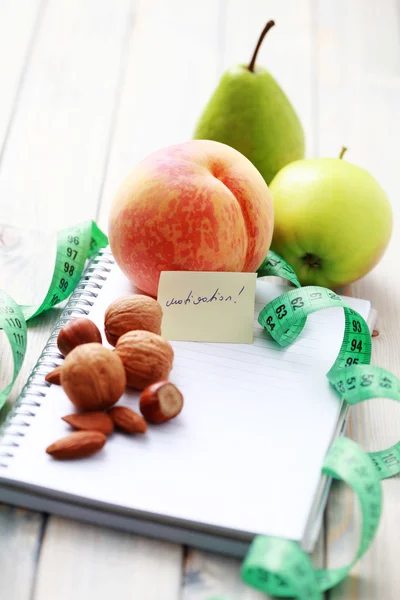 ダイエット日記や新鮮な果物の食事と朝食 — ストック写真
