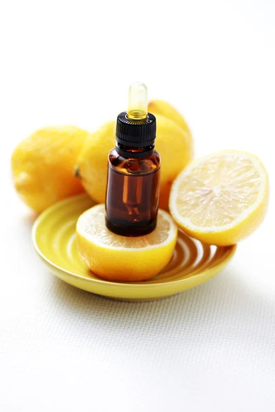 Olio essenziale di limone — Foto Stock