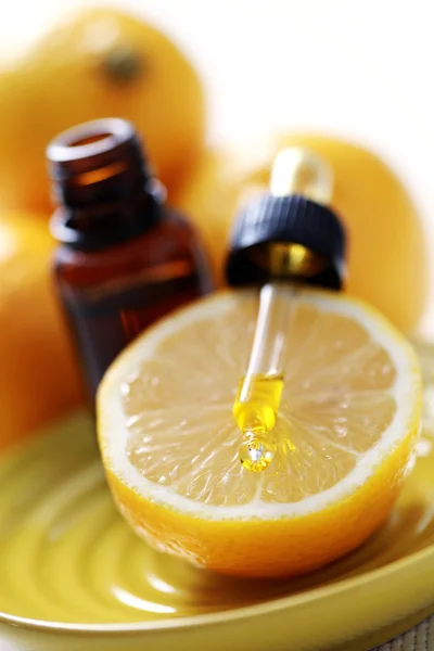 Lemon essential oil — Stock Photo, Image