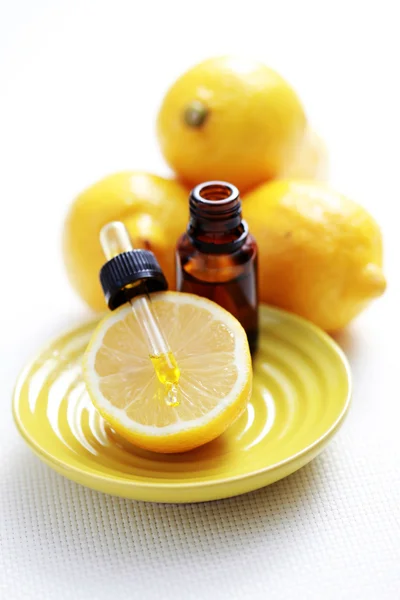 Óleo essencial de limão — Fotografia de Stock