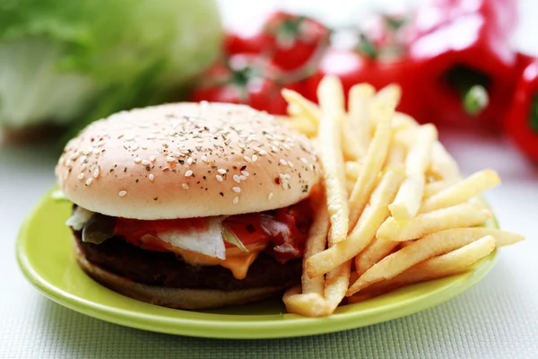 Ebéd Idő Sajtburger Hasábburgonyával Étel Ital — Stock Fotó