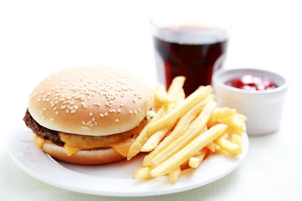 Sajtburger és sült krumpli — Stock Fotó