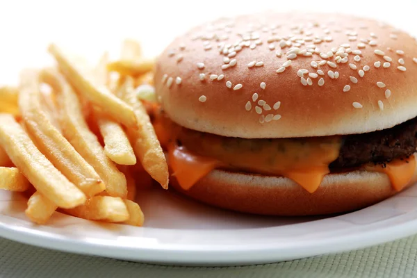 ランチ時間チーズバーガーとフライド ポテト 食べ物や飲み物 — ストック写真