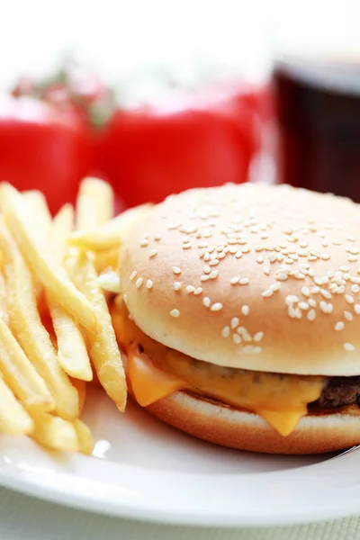 Lunch Tijd Cheeseburger Franse Frietjes Eten Drinken — Stockfoto