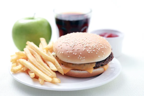 Öğle Yemeği Zamanı Çizburger Patates Kızartması Yiyecek Içecek — Stok fotoğraf