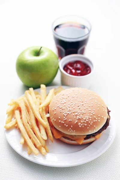 午餐时间芝士汉堡和薯条 食物和饮料 — 图库照片