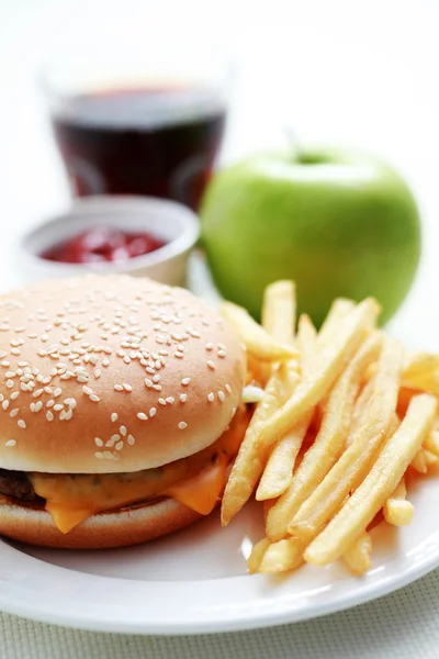 Cheeseburger e batatas fritas — Fotografia de Stock