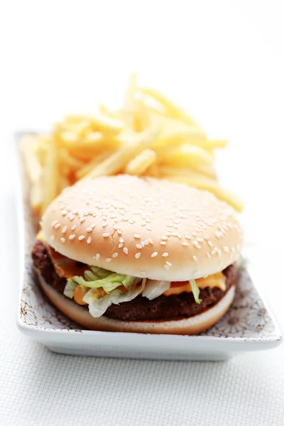 Cheeseburger i frytki — Zdjęcie stockowe