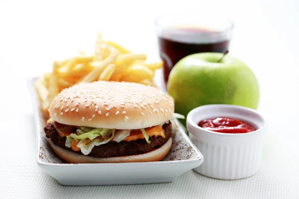 Cheeseburger a hranolky — Stock fotografie