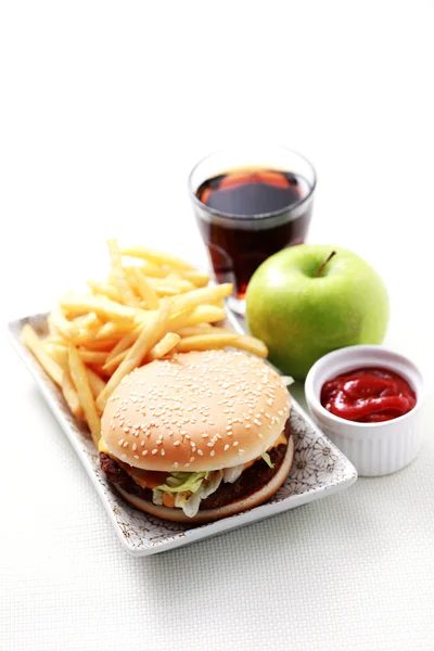Γεύμα Ώρα Cheeseburger Και Γαλλικά Πατάτες Φαγητό Και Ποτό — Φωτογραφία Αρχείου
