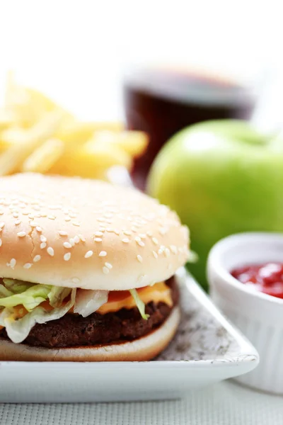 Γεύμα Ώρα Cheeseburger Και Γαλλικά Πατάτες Φαγητό Και Ποτό — Φωτογραφία Αρχείου