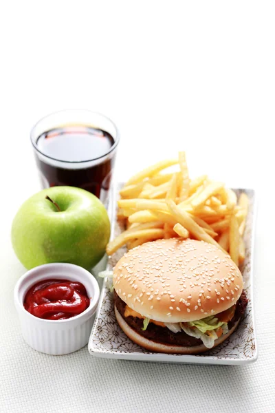 Ebéd Idő Sajtburger Hasábburgonyával Étel Ital — Stock Fotó