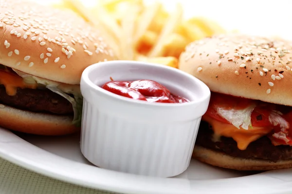 Hora Almoço Cheeseburger Batatas Fritas Alimentos Bebidas — Fotografia de Stock