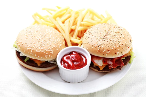 Cheeseburger en friet — Stockfoto