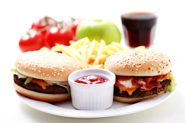 ランチ時間チーズバーガーとフライド ポテト 食べ物や飲み物 — ストック写真