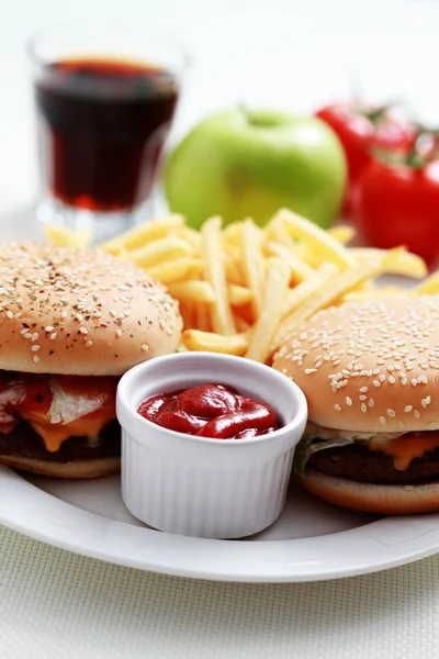 Cheeseburger i frytki — Zdjęcie stockowe
