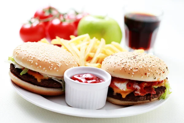 午餐时间芝士汉堡和薯条 食物和饮料 — 图库照片