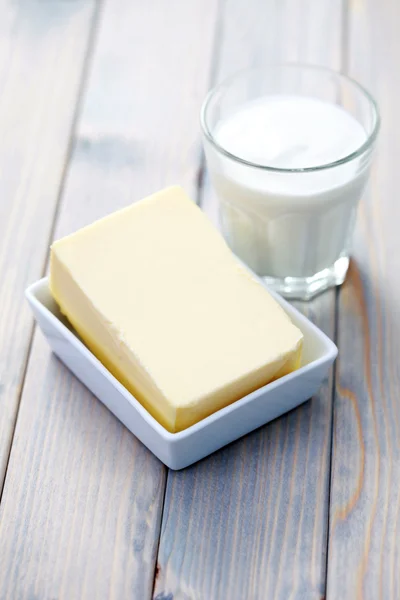 Närbilder Färskt Smör Och Ett Glas Yoghurt Mat Och Dryck — Stockfoto