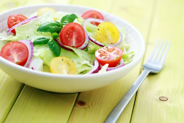 新鮮野菜のサラダ 飲食物のボウル — ストック写真