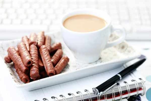 チョコレート クッキー 食べ物や飲み物のオフィス板甘いスナック — ストック写真