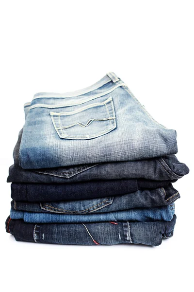 Empilement Jeans Bleus Sur Fond Blanc — Photo